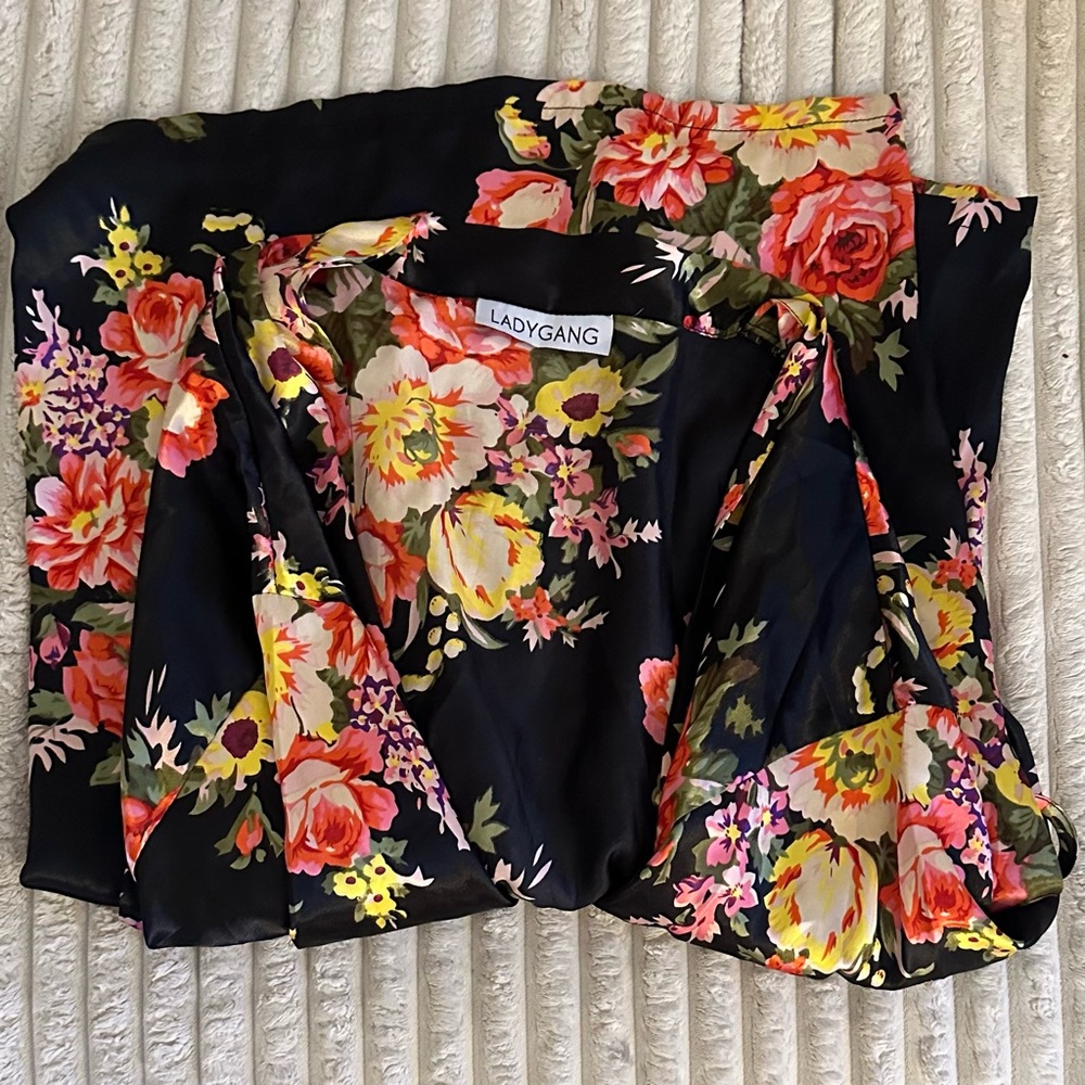 ✨ Black Floral Print Robe by LADYGANG
